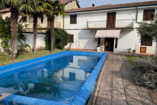 PERTENGO – CASA CON PISCINA